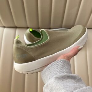 OOFOS OOmg eeZee Low - White/ Taupe- Women’s Slip On Recovery Shoes Size US 11 M
